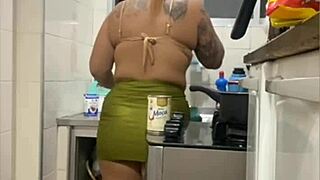 मिनी स्कर्ट में रसोई में लाइव, मोटी चूत दिखा रही