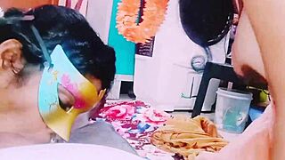 Desi threesome wife, husband, और aunty के साथ hardcore dual blowjob में