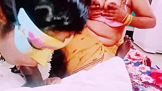 Desi threesome wife, husband, और aunty के साथ hardcore dual blowjob में