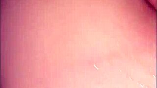 ella tiene un orgasmo y se chorrea mientras le doy de a perrito