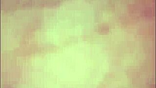 ella tiene un orgasmo y se chorrea mientras le doy de a perrito