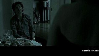 जूलियट बिनोश एल्स पीएल2012 में न्यूड पोज करती है!