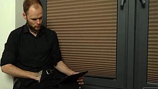 लंबी पतली युवा वेश्या को मोन्स्टर कॉक से रफ फक किया गया क्रीमपाई के साथ