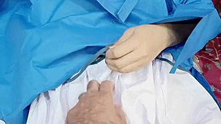 मैंने देखा कि ये देसी पाकिस्तानी स्कूलगर्ल 18+ को एक बूढ़े अरब आदमी ने चोदा