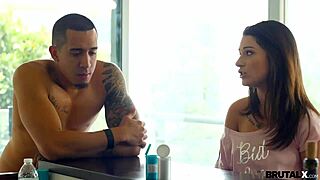 हर्मनस्ट्रा को हर्मनस्ट्रो द्वारा हार्ड फक मिलता है इंटेंस ऐनल ऐक्शन में