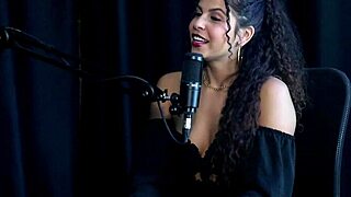 she has certain small things, was a model, gave tips to women and talked to mom about selling content - sweet karolzinha