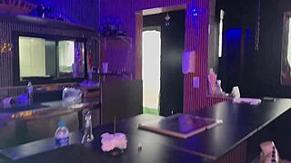 o bar com calcinhas penduradas no teto