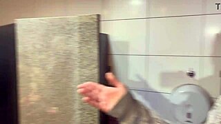 o bar com calcinhas penduradas no teto