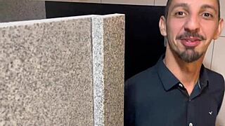 o bar com calcinhas penduradas no teto