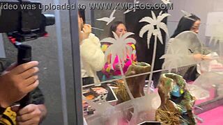 o bar com calcinhas penduradas no teto