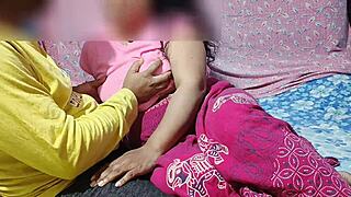 एक भारतीय सुंदर लड़की अपने प्रेमी के साथ घर पर गर्म सेक्स करती है