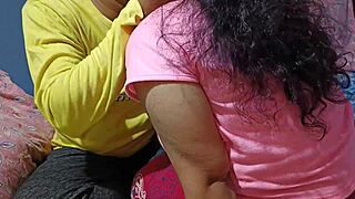 एक भारतीय सुंदर लड़की अपने प्रेमी के साथ घर पर गर्म सेक्स करती है