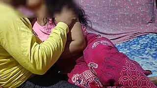 एक भारतीय सुंदर लड़की अपने प्रेमी के साथ घर पर गर्म सेक्स करती है