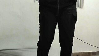 Hermosa latina venezolana de culo grande me hace un baile sexy terminamos follando en la sala de mi casa