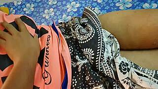 चीटिंग देसि गर्लफ्रेंड होटल में लवर से मजा लेती है?