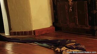 इंडियन गर्लफ्रेंड न्यूडिटी ट्राई करती हुई!