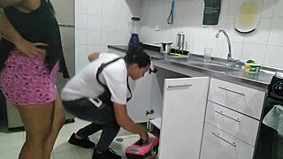 हायर प्लंबर पाइप्स चेक करता है लेकिन मेरी बड़ी गांड चोदने लगता है 😏