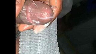 Watch mature woman masturbate solo