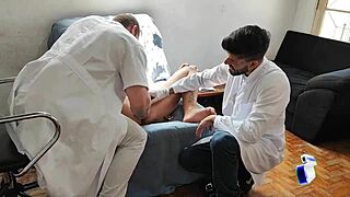 fui ao ginecologista gay e acabei dando blowjob bareback molhado no pau dele