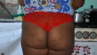 crente safada na cozinha com big tits 😜