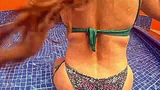 Sexo en el agua con nalgona sorprendida masturbandose en la piscina
