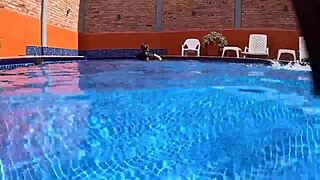 Sexo en el agua con nalgona sorprendida masturbandose en la piscina