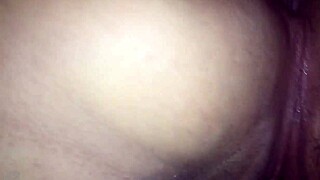 Brincando com a buceta e o cuzinho da gostosa de quatro