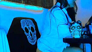 Wonderful Blue, show us that Colombian brunette masturbating live with your huge dildo