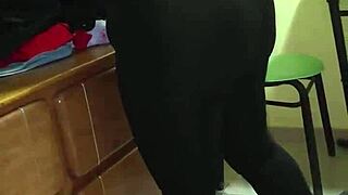 Me cojo a la sirvienta puta en la cama con leggings y lingerie. Ella grita mientras la lleno de creampie 🔥🍑