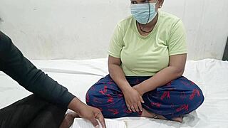 फीमेल स्टूडेंट ने टीचर को बड़े नेचुरल चूचों से घर पर बहलाया!