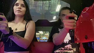 �Qu� pasa si pierdes la apuesta? �Te corro en tu co�o caliente, vecina! grita el roommate.