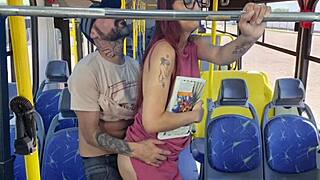 Estudande sendo encoxada por velho no onibus em publico