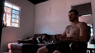 Bastidores fun: chupando o Carmona while playing video game, big ass and blowjob action! 🎮🍑