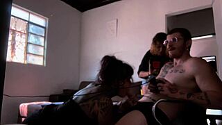 Bastidores fun: chupando o Carmona while playing video game, big ass and blowjob action! 🎮🍑