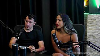 Melhores momentos feature Casal Kaliente in preliminares podcast with Bia Hot for part 2, including blonde casting and outdoor handjob fun