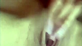 A Rossmexicana le encanta meterse su dildo en el culo rica mexicana caliente