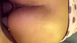 Sexo casero with homemade Latina riding cowgirl before sleep. Real couple gives sexy amateur action in bed! 🔥😘