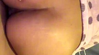 Sexo casero with homemade Latina riding cowgirl before sleep. Real couple gives sexy amateur action in bed! 🔥😘