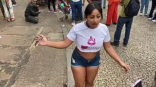 Passeando com garotas brasileiras com coleiras no centro de Sao Paulo. Mulheres em exibicionismo na rua gostosas de coleira interracial 😈