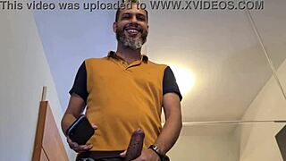 Morena de buceta peludinha e ruiva de bucetinha rosa trocam casais. Elas lambem e chupam em orgia grupal.