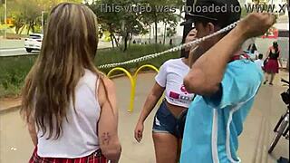 Passeando com garotas brasileiras com coleiras no centro de Sao Paulo. Mulheres em exibicionismo na rua gostosas de coleira interracial 😈