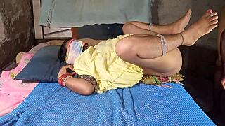इंडियन देसी लड़की स्टेपसिस्टर चुदाई वीडियो में डोमिनेट, गांड हिलाती स्पिटिंग