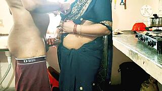 देसी भाभी बड़े लंड वाले हॉर्नी लड़कों को चोद रही