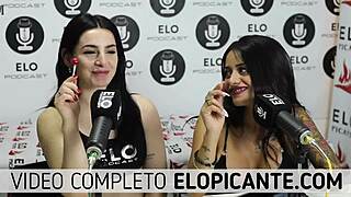 lesbianas bisexuales se besan y juegan con el chupetin. ¿quién diría que un simple caramelo podría encender tanta pasión entre ellas?