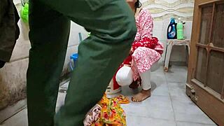 क्या ये एमेच्योर इंडियन भाभी कपड़े धोते रिस्की आउटडोर बाथरूम में टाइट चूत की रफ चुदाई लेगी?