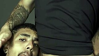 O amigo do meu irm�o vestiu uma calcinha e pediu para fuder ele com for�a.