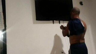 ESPOSA INFIEL CULONA COLOMBIANA se termina follando la POLLA del amigo de su esposo mientras el CORNUDO trabaja. Real casero with doggystyle and pussy licking.