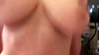 como rebotan las enormes tetas de la novia puta de mi amigo 😈🍑