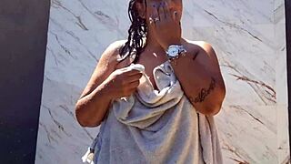 Personal-Error Depois de levar leitinho na bucetinha ela tomou banho peladinha no quintal para os vizinhos verem.