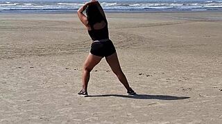 Personal-Error Depois de levar leitinho na bucetinha ela tomou banho peladinha no quintal para os vizinhos verem.